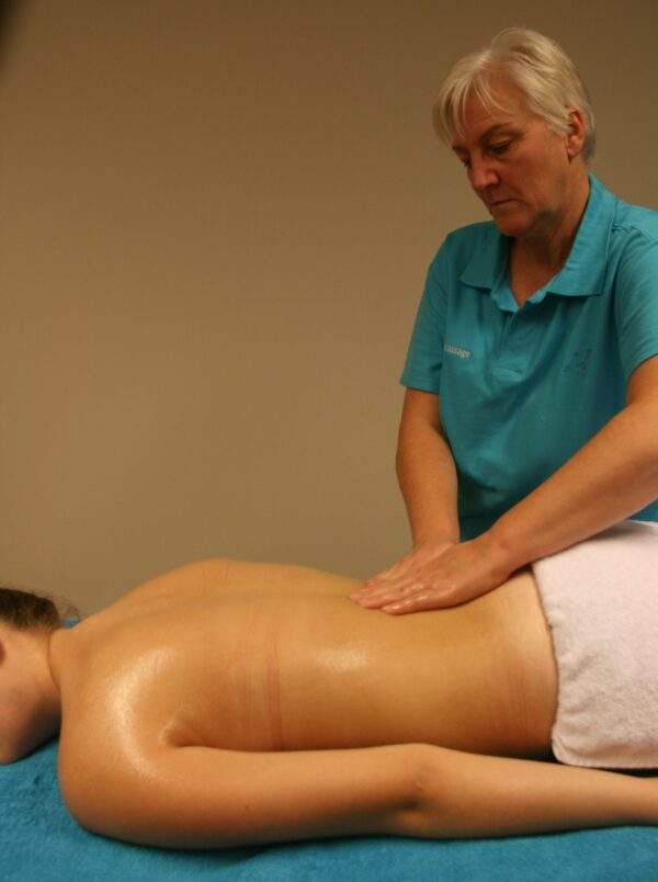 jeannette bal geeft magneetmassage op blote rug